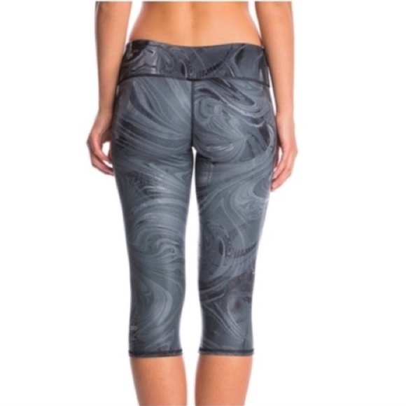 ALO Yoga AIRBRUSHED CAPRI LEGGINGS IN BLACK MARBLE GLOSSY - Picture 4 of 10